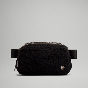 Everywhere Belt Bag FLEECE - Black/Gold